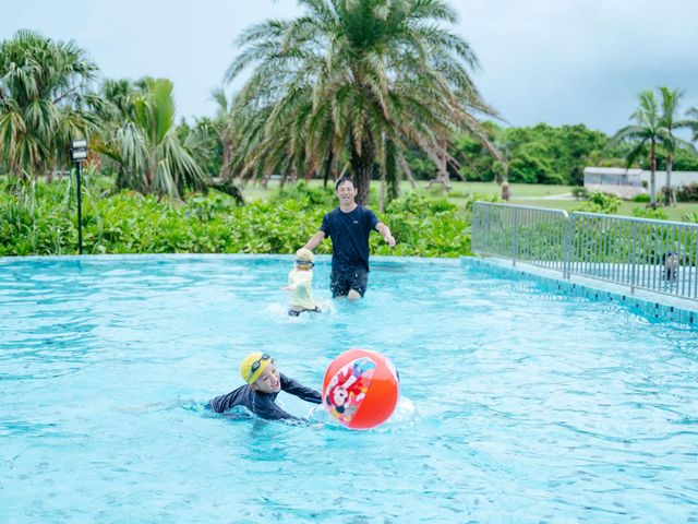 屋外プールで水遊びの画像